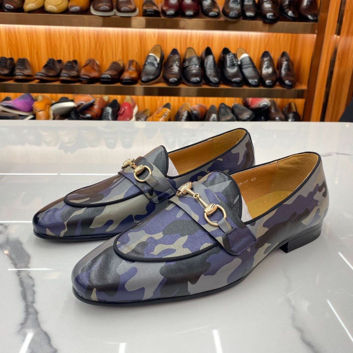Men'S Shoes Crocs - メンズフェイクレザーホースビットローファー光沢のあるクロコ型押しカモ柄タッセルディテールスリッポンシューズ、イベントやストリートスタイルに最適