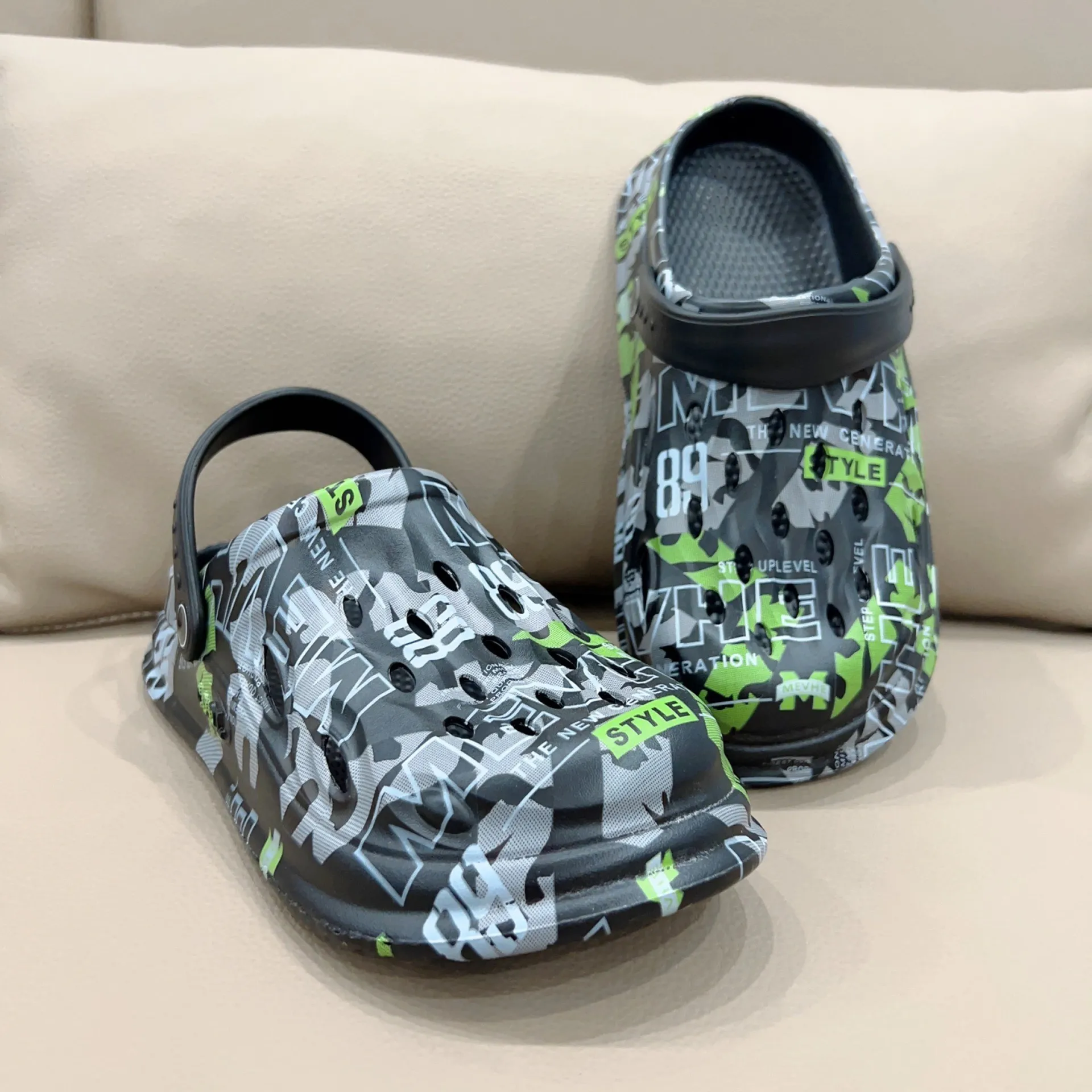 プラスサイズの新しいメンズスリッパ夏屋外厚い底滑り止めビーチ - Men'S Shoes Crocs のレビューと価格