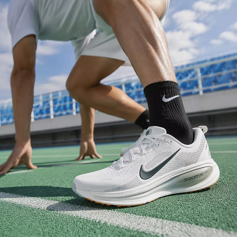 NIKE メンズ ランニングシューズ VOMERO 18 ソ - Men Shoes Nike のレビューと価格