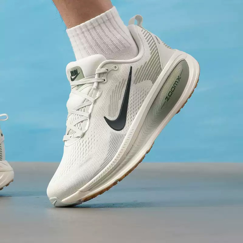 NIKE メンズ ランニングシューズ VOMERO 18 ソ - Men Shoes Nike のレビューと価格