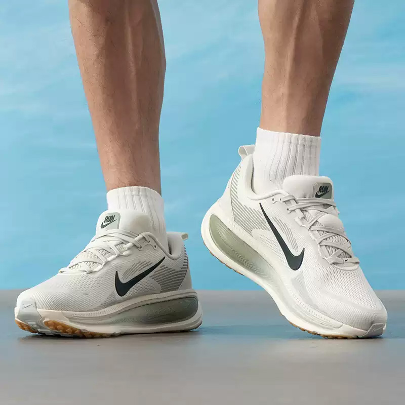 NIKE メンズ ランニングシューズ VOMERO 18 ソ - Men Shoes Nike のレビューと価格